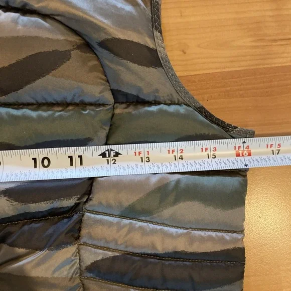Lululemon Fluffin Awesome Puffer Vest Size 4 Full Zip Camo Goose Down Athleisure